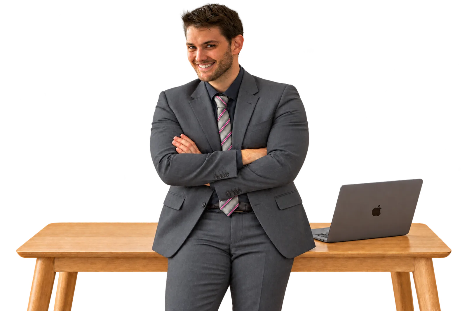 Raphaël Tournaire, appuyé contre une table de travail, les bras croisés, un ordinateur portable à côté de lui